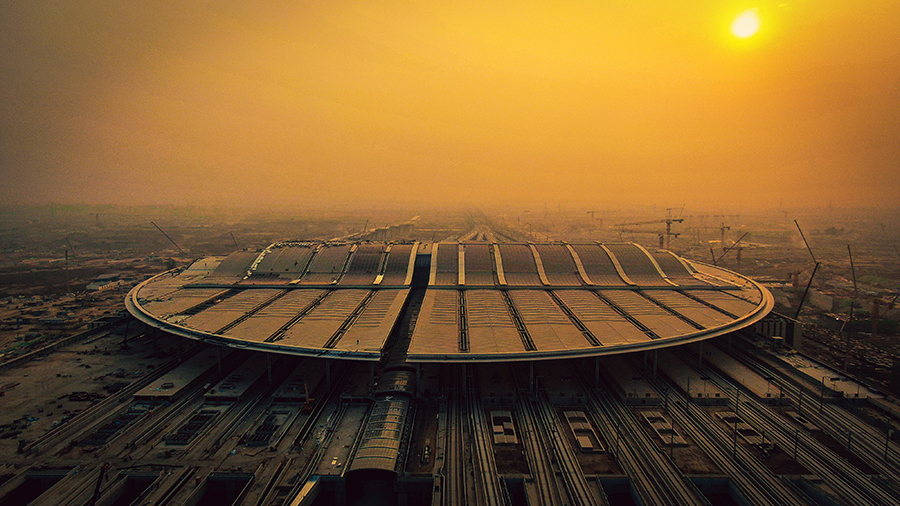 圖為夕陽中的雄安站房。