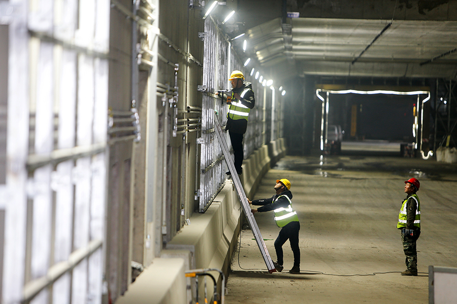 圖為龍骨安裝中的隧道。（范成濤 攝）