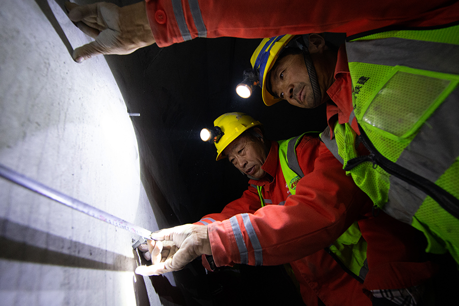 圖為工人正在進行測量施工。（范成濤 攝）