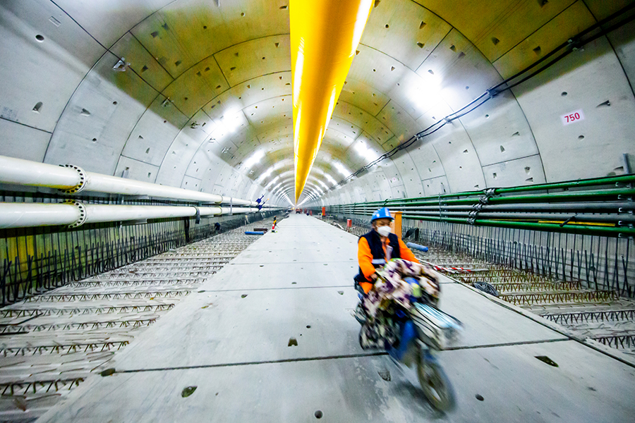 圖為正在施工中的穿黃隧道。（范成濤 攝）