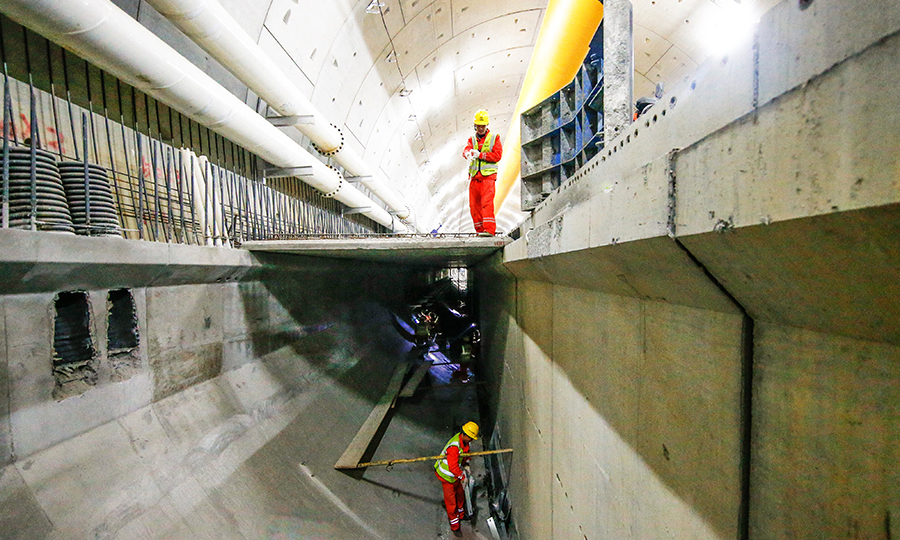 由于盾構段采用管片拼接的特殊性，為了確保后期側墻龍骨施工的準確，該項目部在隧道東線西立面管片安裝90環位置處進行了盾構段龍骨骨架的試拼安裝。圖為穿黃隧道橫斷面施工。（范成濤 攝）