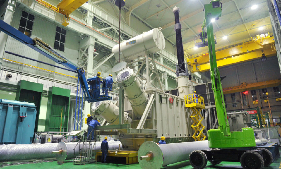 海拔再高，沒有他們的斗志高；氧氣稀缺，但他們不缺精神毅力。他們是在國家電網西寧基地工作的兵器裝備集團所屬保變電氣公司的高海拔作業團隊。