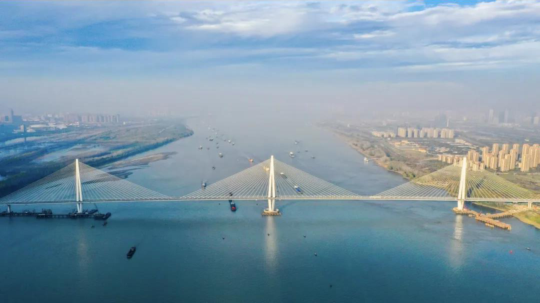 近日，由中交集團所屬中交公規院設計，中交二航局、中交二公局參建的南京長江五橋開啟全線景觀燈調試階段，為正式通車做準備。圖為南京長江五橋。