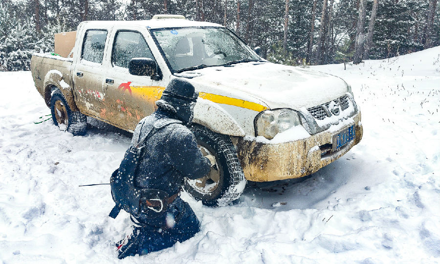 龍?jiān)春邶埥A馬山風(fēng)電場員工搶修巡檢車輛。（譚鈞天 攝）