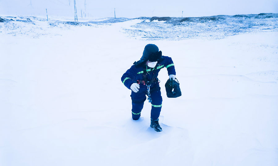 國華投資通遼國泰風(fēng)電場檢修員工攜工器具徒步救援外出檢修受困車輛。（馬海明 攝）