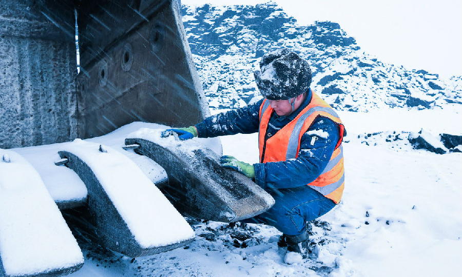 勝利能源加緊檢查低溫情況下設(shè)備斗齒等大型機(jī)構(gòu)件，確保設(shè)備平穩(wěn)運(yùn)行。（任浩 攝）