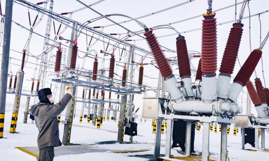 龍?jiān)葱陆秃语L(fēng)電場開展雪后升壓站測溫巡視工作。（陳翔 攝）