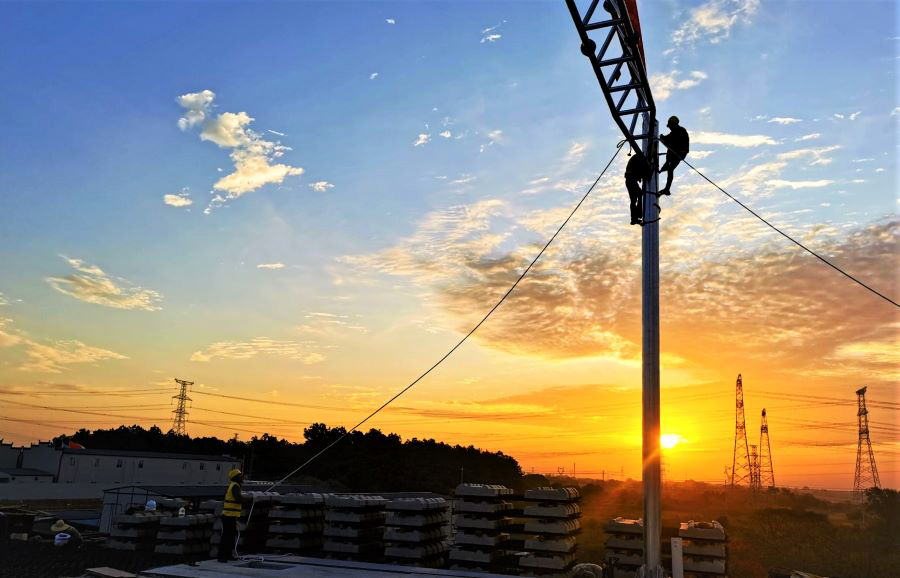 據悉，該鐵路正線全長約162公里。建成通車后，合肥至安慶乘坐高鐵將由原先的最快1小時45分鐘縮短至40分鐘，合肥與安慶、皖江城市帶與環鄱陽城市圈的時空距離將進一步縮短，對完善安徽鐵路網布局，開發旅游資源，助力長江經濟帶和長三角一體化高質量發展具有重要意義。圖為接觸網首組硬橫梁架設。（吳標 攝）