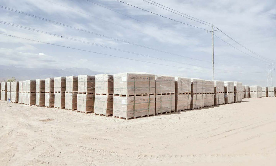 面對新冠肺炎疫情的嚴峻形勢，在中國節能太陽能西北區黨總支的部署下，該項目一手抓疫情防控，一手抓復工復產，溝通協調提前把電池組件運輸到現場，確保項目建設穩中推進。