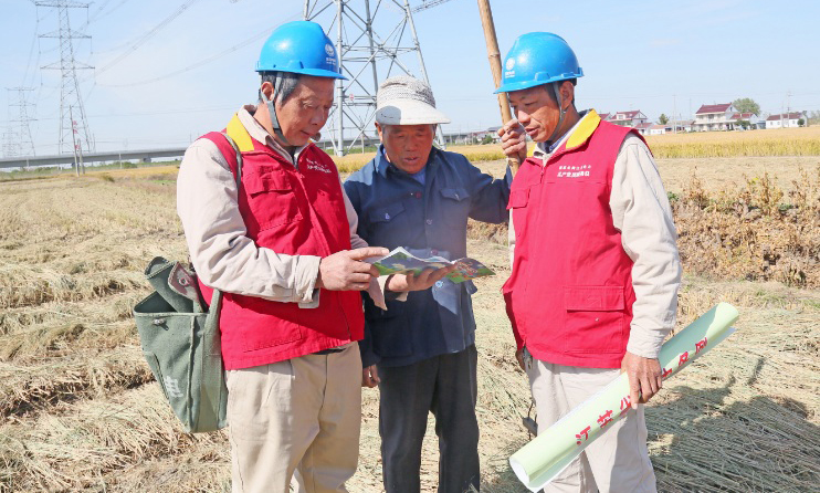 11月3日，江蘇鹽城東臺市供電公司“金海星”共產(chǎn)黨員服務(wù)隊隊員劉友濤、王克慶特巡東臺市富安鎮(zhèn)九九村境內(nèi)1000千伏“泰吳線”，向沿線農(nóng)民宣傳“電力設(shè)施保護(hù)條例”，提醒居民不要在特高壓沿線防護(hù)區(qū)內(nèi)做危害電力設(shè)施的事，保障電網(wǎng)安全運(yùn)行，保障中國國際進(jìn)口博覽會安全供電。