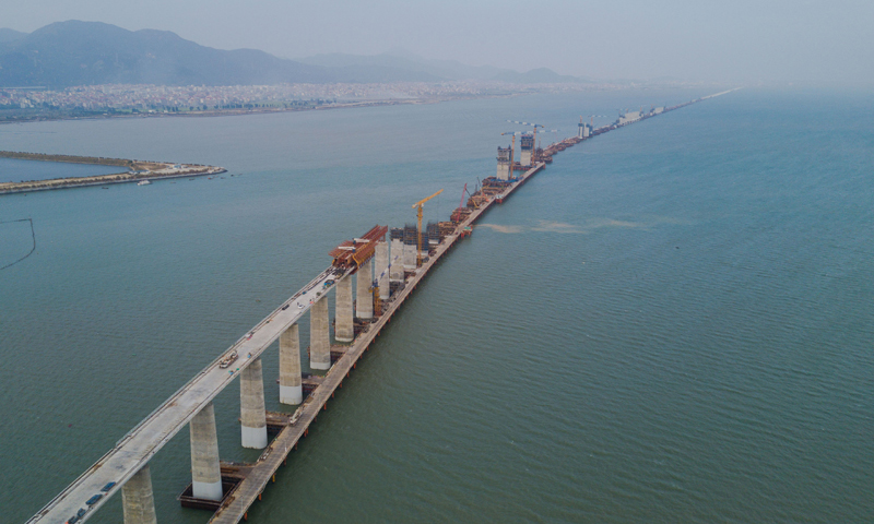 近日，新建福廈鐵路湄洲灣跨海大橋作業(yè)加緊推進(jìn)，施工單位克服入秋以來(lái)海上風(fēng)大浪大、晝夜溫差大等困難，確保工程進(jìn)度。福廈高鐵是我國(guó)首條跨海高鐵。圖為11月2日拍攝的新建福廈鐵路湄洲灣跨海大橋建設(shè)現(xiàn)場(chǎng)。（新華社記者 宋為偉 攝）