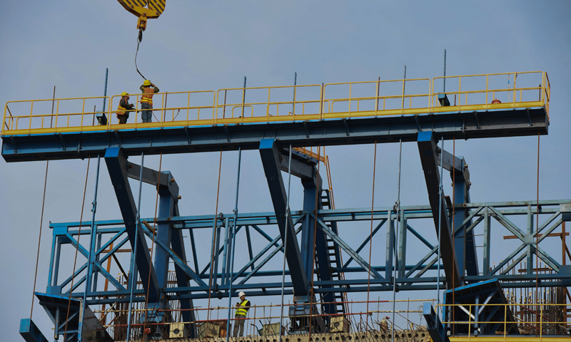 圖為11月2日，中鐵十一局工人在新建福廈鐵路湄洲灣跨海大橋建設(shè)現(xiàn)場(chǎng)施工。（新華社記者 宋為偉 攝）