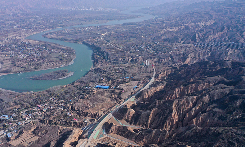 近日，位于青海省黃南藏族自治州尖扎縣境內的馬康公路進入路面施工階段。目前，項目正在進行路面的墊層、水穩基層和瀝青路面作業。據了解，馬康（馬克唐鎮至康楊鎮）公路工程位于尖扎縣境內，由中鐵五局承建。圖為11月1日拍攝的馬康公路施工現場。（新華社記者 吳剛 攝）