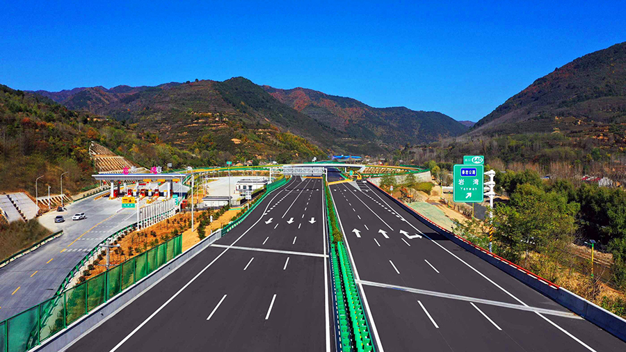 項目創新開展石質邊坡噴播植草生態防護、箱梁液壓自行式整體外模、橋面鋪裝激光定位攤鋪、SNS主動防護網防護、整體式隧道路面施工等技術。圖為通車后的寶坪高速公路巖灣至坪坎段。（白鵬娃 攝）