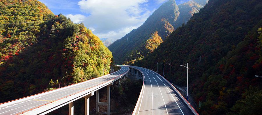該項目建成后，將填補陜西西部南北向高速通道的空白，對于推進大關中城市群構建，促進陜西省區域經濟協調發展，推動新絲綢之路經濟帶的形成均具有重要意義。圖為通車后的寶坪高速公路巖灣至坪坎段。（白鵬娃 攝）