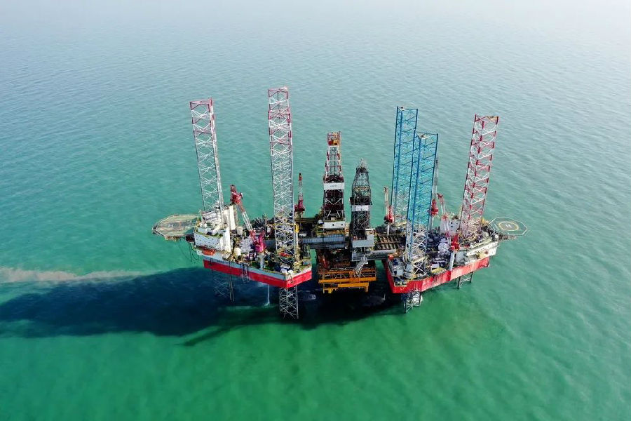 該項(xiàng)目是保障京津冀清潔能源供應(yīng)項(xiàng)目。為了快速把京津冀家門口的氣田建設(shè)起來，中國(guó)海油采取勘探開發(fā)生產(chǎn)工程一體化項(xiàng)目管理模式，將計(jì)劃工期由同級(jí)別項(xiàng)目的33個(gè)月壓縮到14個(gè)月。海油工程建造事業(yè)部天津建造公司負(fù)責(zé)的導(dǎo)管架及海上組塊的陸地施工時(shí)間，由同級(jí)別項(xiàng)目的10至12個(gè)月，壓縮到了只有8個(gè)月。而受設(shè)計(jì)基礎(chǔ)數(shù)據(jù)不足、設(shè)備晚到貨、臺(tái)風(fēng)、大氣治理等綜合因素影響，實(shí)際執(zhí)行的項(xiàng)目運(yùn)行時(shí)間，更是被壓縮到了極限。