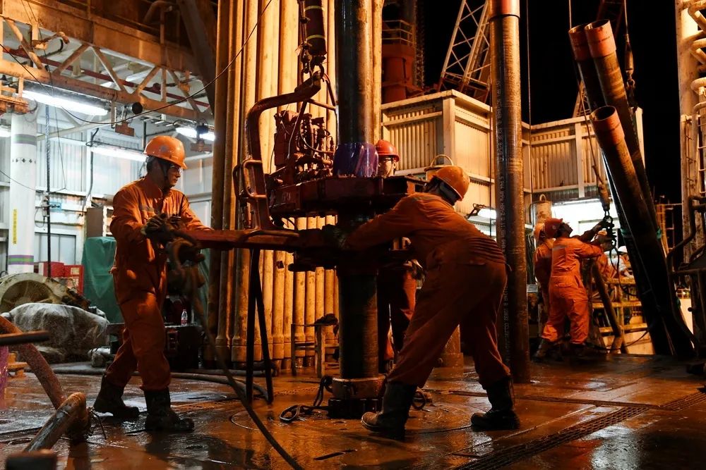 自2019年2月項(xiàng)目陸地建造開工以來，施工人員一直處于“奔跑”狀態(tài)。15天后，平臺(tái)最下層甲板片將完成預(yù)制，組塊進(jìn)入到噴涂階段。20天后，4腿導(dǎo)管架全部立片，平面建設(shè)全面進(jìn)入空間建設(shè)階段。30天后，進(jìn)入建設(shè)高峰階段，由 500余人組成的“大兵團(tuán)”集中“作戰(zhàn)”。40天后，導(dǎo)管架、甲板等組塊完成陸地建造，準(zhǔn)備下水……這是2019年3月19日出現(xiàn)在負(fù)責(zé)19-6項(xiàng)目的建造項(xiàng)目經(jīng)理李瑞冰手中的進(jìn)度推進(jìn)表，這意味著施工人員絞盡腦汁打破常規(guī)，項(xiàng)目“進(jìn)度條”依然需要提速、提速、再提速。