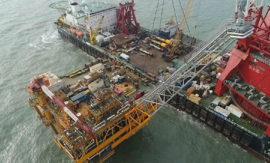 2019年4月底、9月底，約1200噸的導(dǎo)管架和約3000噸的平臺(tái)組塊，均按期完成陸地建造施工，并具備出海安裝狀態(tài)。而在此期間，施工人員投入將近10萬(wàn)人工日，其中，動(dòng)火作業(yè)達(dá)4000多次，高空作業(yè)、限制空間作業(yè)等則難以計(jì)數(shù)，“幾乎每一天都是決戰(zhàn)日”。而為了確保每一個(gè)決戰(zhàn)日都是安全日，每天都有26名安全員拉網(wǎng)式排查安全隱患。