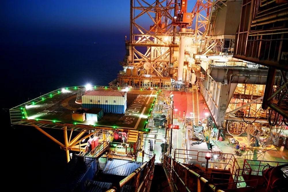 2月15日，上百名出海人員踏雪出征，拉開了該項(xiàng)目復(fù)工復(fù)產(chǎn)的序幕。3月20日，隨著渤中13-1BOP平臺(tái)成功向渤中19-6凝析氣田試驗(yàn)區(qū)開發(fā)項(xiàng)目WHPA平臺(tái)高壓系統(tǒng)正常供電，渤中19-6 WHPA平臺(tái)順利完成海上聯(lián)合調(diào)試工作和機(jī)械完工，海上聯(lián)調(diào)總用時(shí)不足兩個(gè)月，比原計(jì)劃提前11天，為早日實(shí)現(xiàn)投產(chǎn)目標(biāo)奠定堅(jiān)實(shí)基礎(chǔ)，并為后續(xù)鉆完井作業(yè)創(chuàng)造有利條件。