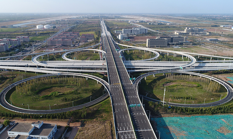 近日，由中國(guó)鐵建所屬中鐵十四局承建的山東省最大互通立交——青島新機(jī)場(chǎng)連接線互通立交順利通過(guò)各項(xiàng)驗(yàn)收，即將投入使用。