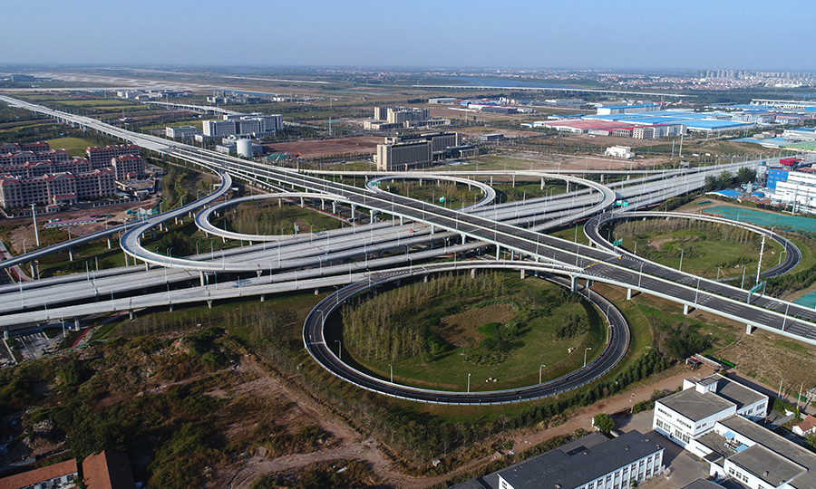 圖為青島新機(jī)場(chǎng)連接線互通立交。