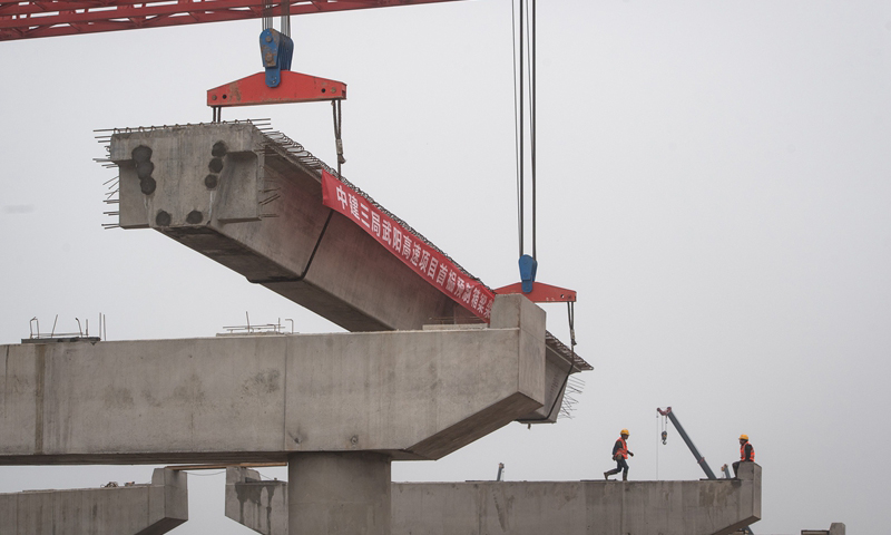 圖為10月18日，來自中建三局的建設(shè)者在武陽高速鄂州段建設(shè)現(xiàn)場施工。（新華社記者 肖藝九 攝）