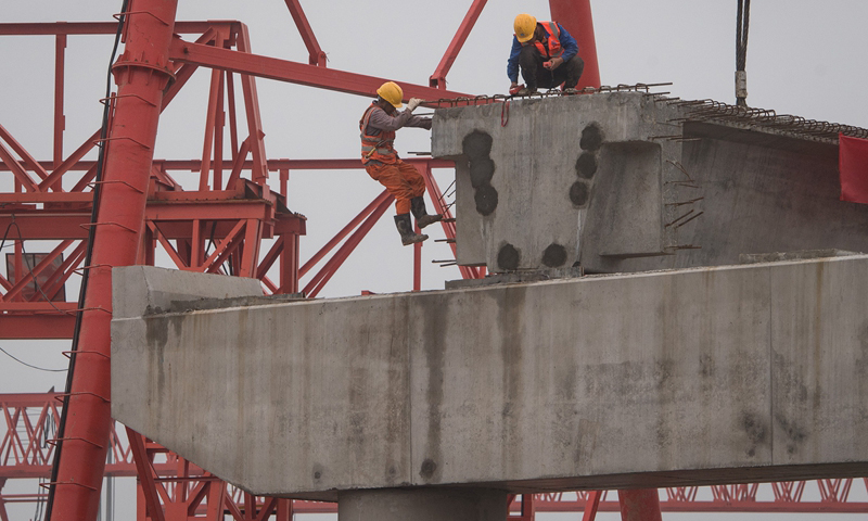 圖為10月18日，來自中建三局的建設(shè)者在武陽高速鄂州段建設(shè)現(xiàn)場施工。（新華社記者 肖藝九 攝）