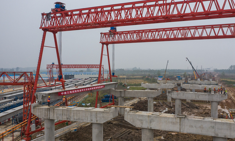 圖為10月18日，來自中建三局的建設(shè)者在武陽高速鄂州段建設(shè)現(xiàn)場施工。（新華社記者 肖藝九 攝）