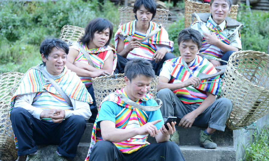 中國移動開展普遍服務(wù)，2013年10月，隨著移動通信普及，越來越多的獨龍族開始使用移動通信業(yè)務(wù)。 