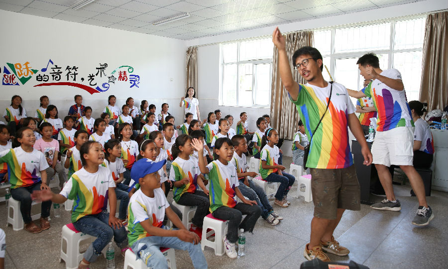 2020年7月，“中廣核”攜手松禾基金會共同成立的“白鷺彩虹涼山彝族童聲合唱團(tuán)”正式開班。作為合唱團(tuán)特邀音樂專家顧問，我國著名彝族音樂人莫西子詩來到四川省涼山州普格縣特爾果中心校，為59名彝族孩子帶來一堂別具特色的彝族音樂大餐。