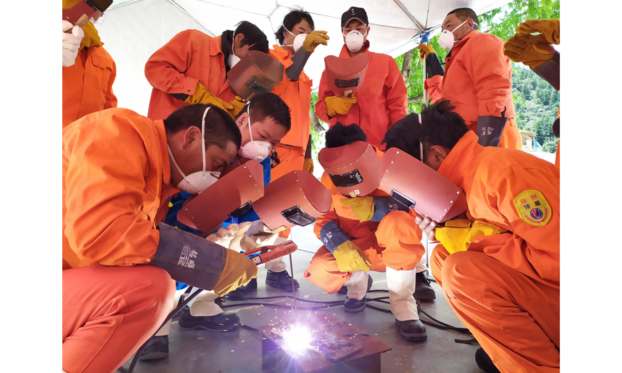 東方電氣集團(tuán)把培訓(xùn)搬進(jìn)高原帳篷，在定點幫扶的四川省壤塘縣為青年貧困人口開展焊工、電工技能培訓(xùn)。