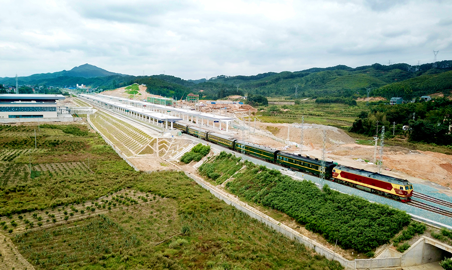 近日，由中國(guó)鐵建所屬中鐵二十五局參建的焦柳鐵路廣西段電氣化改造工程開(kāi)通運(yùn)營(yíng)，廣西段內(nèi)開(kāi)行了44年的內(nèi)燃機(jī)車將逐漸退出歷史舞臺(tái)，焦柳鐵路廣西段正式步入電氣化時(shí)代。圖為列車駛出新建融安站。（梁海軍 攝）