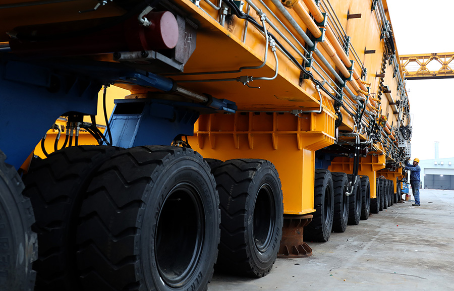 圖為工作人員在安裝高鐵千噸級運梁車液壓管。（徐云華 攝）