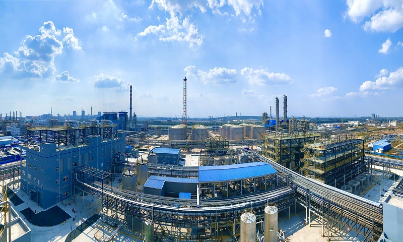 該項目是青島市重點項目，自2019年4月13日開工以來，通過各方共同努力，先后實現了大型設備吊裝就位、配電室送電、工藝管道安裝試壓、通過消防驗收等多個里程碑節(jié)點，確保了裝置投料試車一次成功。圖為項目現場。