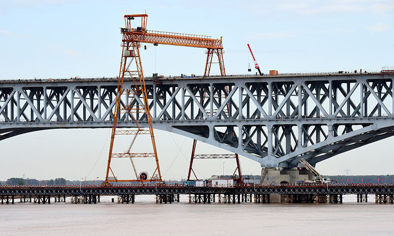 由中鐵大橋局承建的國(guó)家重點(diǎn)工程——鄭（州）濟(jì)（南）鐵路鄭州黃河特大橋主橋已進(jìn)入最后的橋面系鋪設(shè)建設(shè)階段。圖為10月7日拍攝的施工中的鄭濟(jì)鐵路鄭州黃河特大橋。（新華社記者 朱祥 攝）