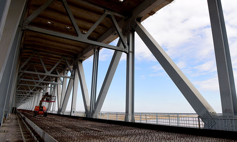 圖為10月7日拍攝的施工中的鄭濟(jì)鐵路鄭州黃河特大橋。（新華社記者 朱祥 攝）