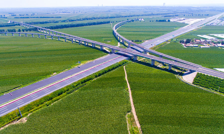 自2017年9月進場以來，為了保證通行需要，中國交建建設團隊采取半幅通車、半幅封閉方式施工，應用了預制梁鋼筋綁扎定位胎架、智能養生、智能張拉壓漿、軟弱路基強夯等多項新工藝，采用了全斷面攤鋪技術，高質量完成了項目改擴建施工。