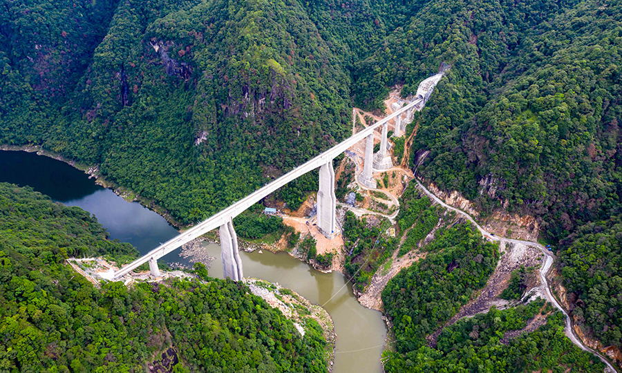 衢寧鐵路是一條精準(zhǔn)扶貧鐵路。俗話說：“火車一響，黃金萬兩。”鐵路的通行對于當(dāng)?shù)亟?jīng)濟(jì)的發(fā)展有著至關(guān)重要的影響。衢寧鐵路正線全長約379公里，設(shè)計時速160公里，是一條電氣化客貨共線鐵路。它一路翻山越嶺，跨越惡劣的地理環(huán)境，在閩東北至浙西南、贛東北地區(qū)間架起一條快捷的運(yùn)輸通道，結(jié)束遂昌、松陽、龍泉、慶元、松溪、政和、屏南、周寧等縣市不通鐵路的歷史，對于鞏固沿線經(jīng)濟(jì)欠發(fā)達(dá)地區(qū)脫貧攻堅成果、促進(jìn)沿線旅游開發(fā)和經(jīng)濟(jì)社會發(fā)展、完善區(qū)域鐵路網(wǎng)布局等具有重要意義。圖為衢寧鐵路全線最高墩橋梁，高達(dá)113米。