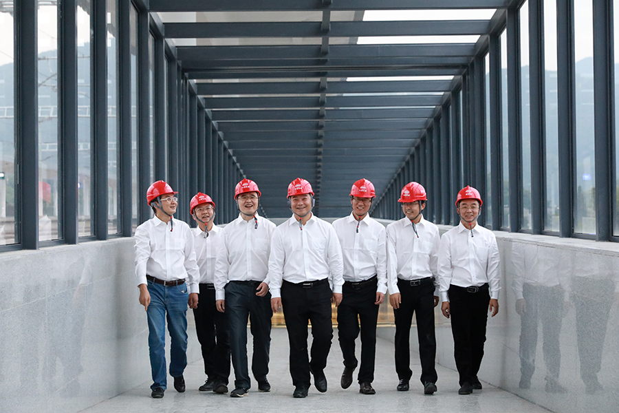 深化需求分析，落實項目客貨運(yùn)量，鐵四院針對衢寧鐵路所經(jīng)地區(qū)無大的經(jīng)濟(jì)據(jù)點的情況，將寧德地區(qū)及寧德港作為研究重點，對大宗運(yùn)量進(jìn)行了針對性分析；系統(tǒng)開展主要技術(shù)標(biāo)準(zhǔn)研究，速度目標(biāo)值研究了120公里/小時、160公里/小時及120公里/小時和160公里/小時分路段組合方案，經(jīng)技術(shù)經(jīng)濟(jì)比選，推薦了節(jié)時效果明顯、與相鄰路網(wǎng)相匹配、符合本線功能定位的160公里/小時方案。