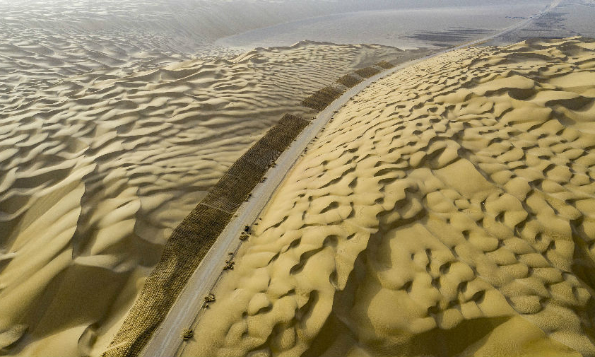 9月24日，中國交建投資建設、三公局承建的新疆烏尉公路包PPP項目S254線尉犁至且末公路沙基全線貫通，為2021年全面開通運營奠定基礎。