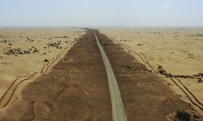 尉犁至且末公路建成后，且末縣到庫爾勒市的行車距離將縮短350公里，行車時間由12個小時縮短至6個多小時，可有效改善當?shù)鼐用窠煌ǔ鲂袝r間長、生活成本大、農產品銷售難的狀況。同時，該路線穿越區(qū)域為塔里木盆地石油地質蘊藏富集帶，將為未來石油天然氣的勘探、開發(fā)、運輸?shù)忍峁┯辛χ危M一步推動南疆地區(qū)經濟社會發(fā)展。