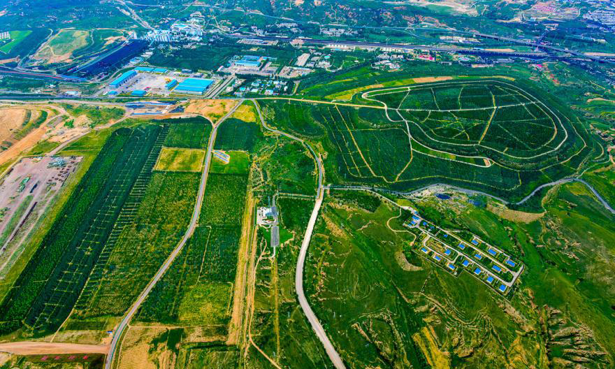 近年來(lái)，國(guó)家能源集團(tuán)準(zhǔn)能集團(tuán)堅(jiān)持清潔發(fā)展，開(kāi)展植樹(shù)造林活動(dòng)，建設(shè)綠色礦山。其中，黑岱溝露天煤礦和哈爾烏素露天煤礦完成復(fù)墾總面積2.4萬(wàn)多公頃。圖為黑岱溝露天煤礦排土場(chǎng)荒漠變綠洲。