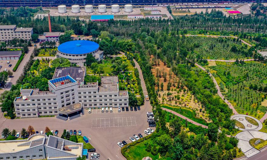 40多年來(lái)，黑岱溝露天煤礦和哈爾烏素露天煤礦植被覆蓋率由原始地表的25%提高到80%以上。圖為綠萌叢中的黑岱溝露天煤礦辦公樓。