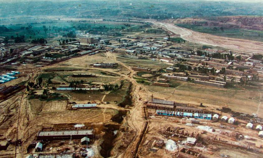 70年代準(zhǔn)能集團(tuán)職工的住所，黃沙滿(mǎn)天飛，條件十分艱苦。