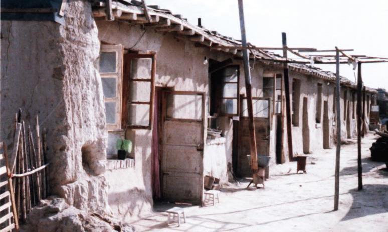 70年代準(zhǔn)能集團(tuán)黑岱溝露天煤礦籌建處的辦公房“干打壘”。