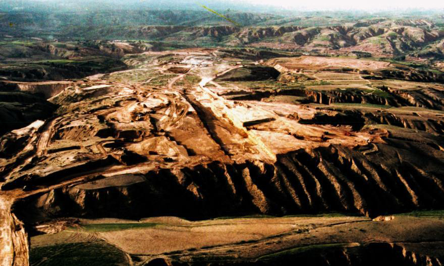 70年代的準(zhǔn)格爾旗地域，溝壑縱橫、植被稀疏，被形象的稱(chēng)為“雞爪子山”。