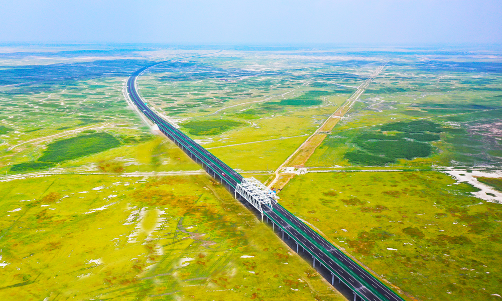 松通高速起點位于松原市與大廣高速交叉處拐脖店互通，經前郭縣、乾安縣、通榆縣，止于通榆縣與內蒙古自治區科右中旗交界處，全長206公里，采用雙向四車道標準建設，設計時速120公里。圖為松通高速長西公鐵分離橋。