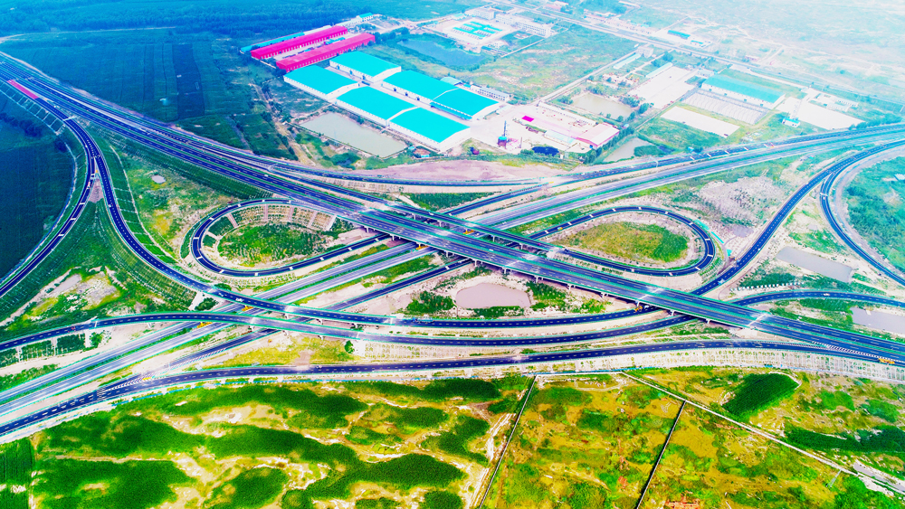 松通高速的通車使得通榆到長春的行車時間由4小時縮短至2.5小時，環長春四遼吉松工業走廊大環線基本形成，有力支撐當地產業空間布局，推動沿線經濟社會發展。圖為無人機拍攝的松通高速。