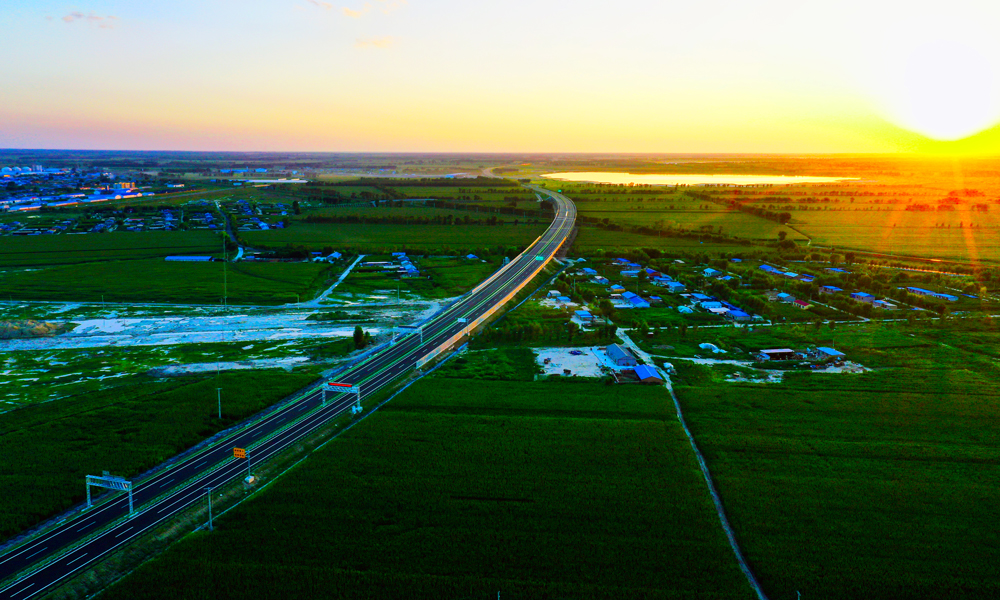 圖為無人機拍攝的松通高速。