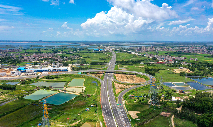 此次通車運營的廣東段起于兩廣交界處廉江市，經廉江市、遂溪縣、麻章區三個市縣區，終至湛江市東海島，采用雙向四車道高速公路標準建設，路線全長101公里，共設置和寮、塘蓬、石嶺等10個高速公路出入口，實現沿線各鄉鎮與高速的連接。圖為玉湛高速沿途景色。